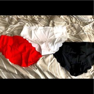 New never worn Under Her Shirt scalloped no show panties